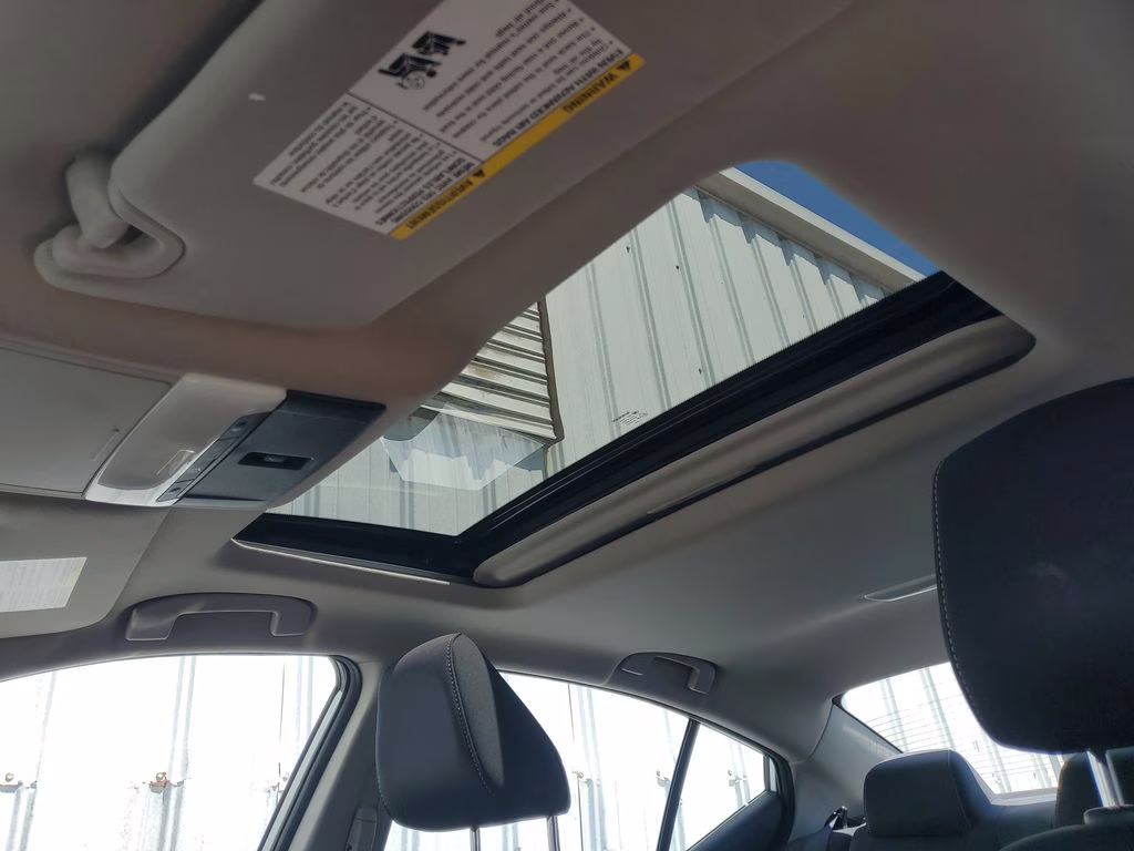 2022 Pearl White Tricoat Nissan Altima 2.5 SV FWD Sedan