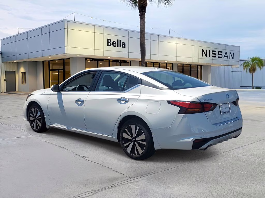 2022 Pearl White Tricoat Nissan Altima 2.5 SV FWD Sedan