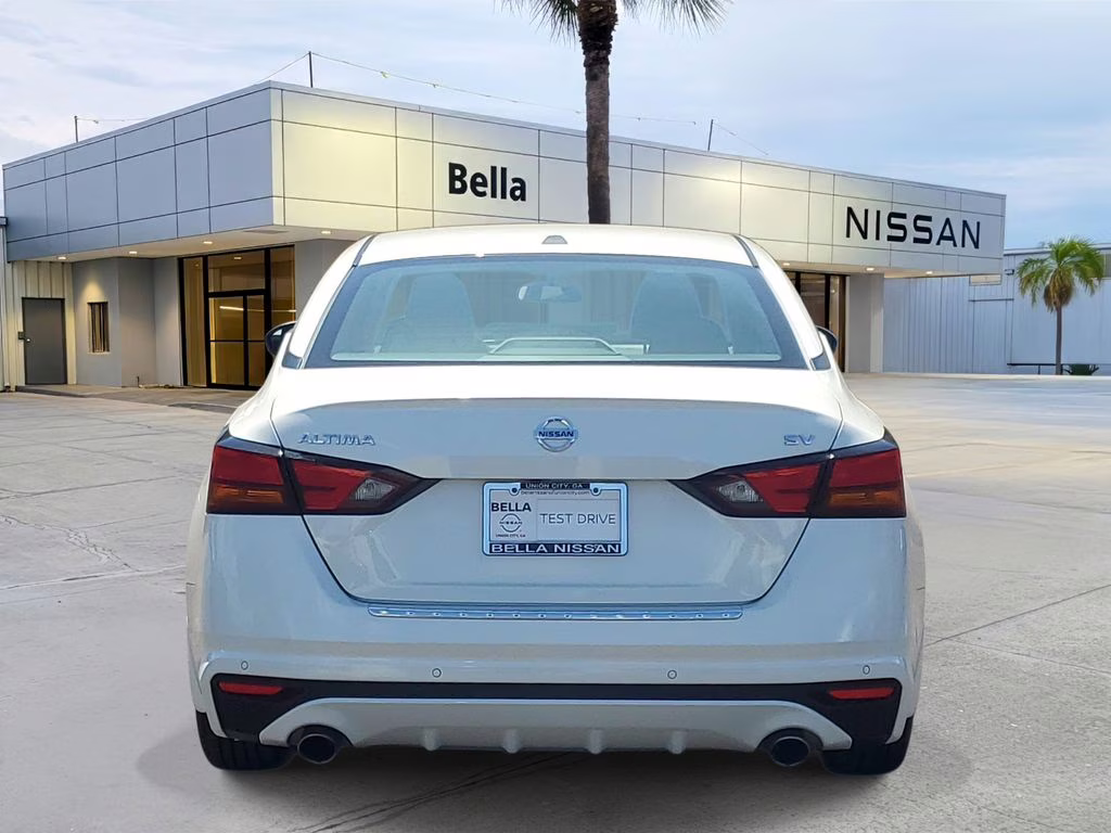 2022 Pearl White Tricoat Nissan Altima 2.5 SV FWD Sedan