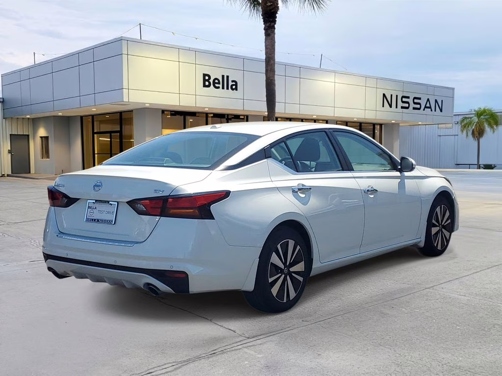 2022 Pearl White Tricoat Nissan Altima 2.5 SV FWD Sedan