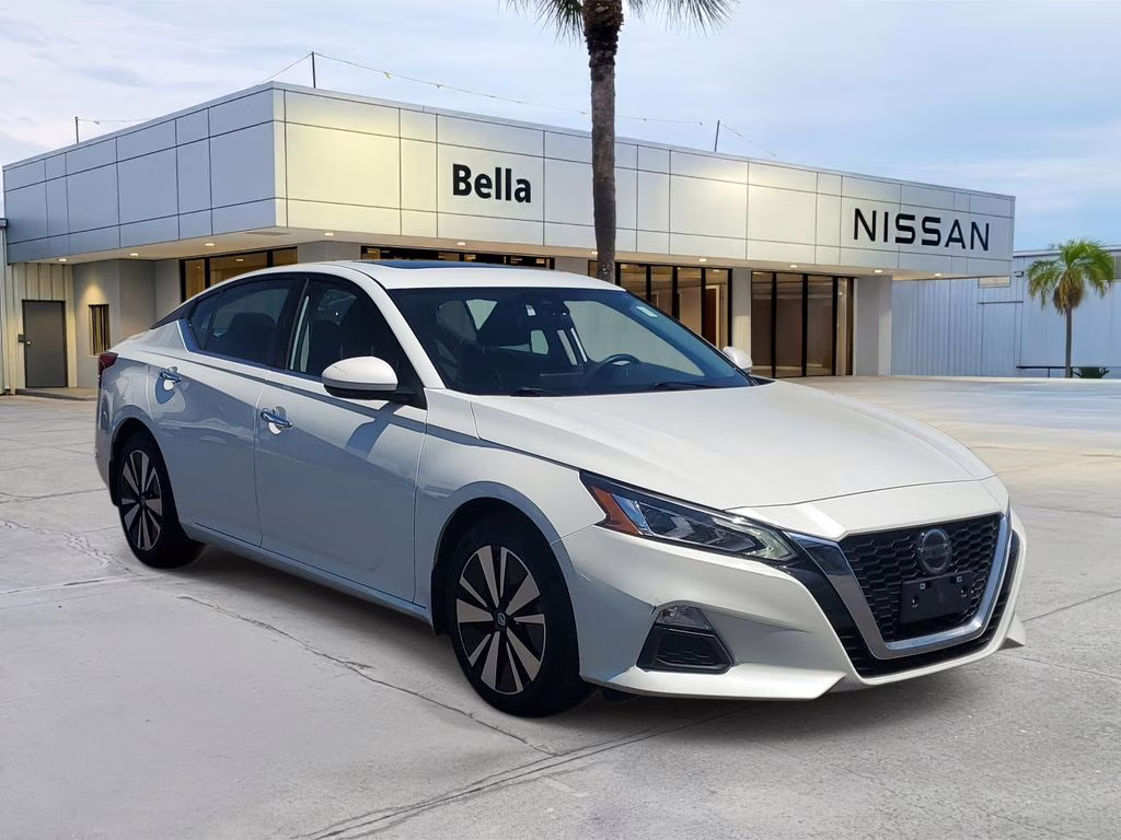2022 Pearl White Tricoat Nissan Altima 2.5 SV FWD Sedan