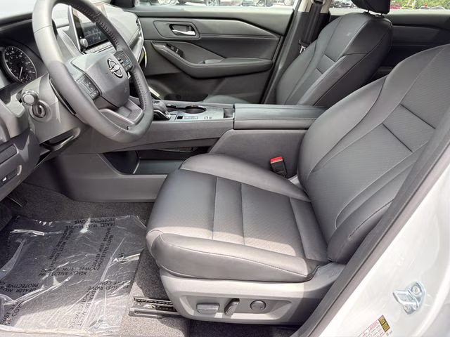 2026 Everest White Pearl Tricoat Nissan Rogue Dark Armor FWD SUV