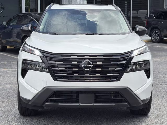 2026 Everest White Pearl Tricoat Nissan Rogue Dark Armor FWD SUV