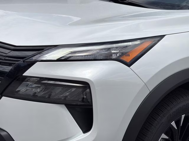 2026 Everest White Pearl Tricoat Nissan Rogue Dark Armor FWD SUV