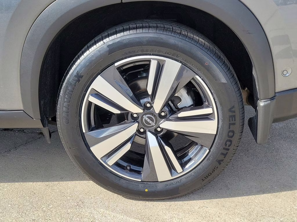 2024 Gun Metallic Nissan Rogue SL FWD SUV