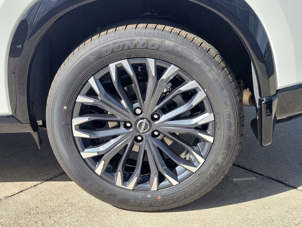 2026 Everest White Pearl/Super Black Nissan Rogue Platinum AWD SUV