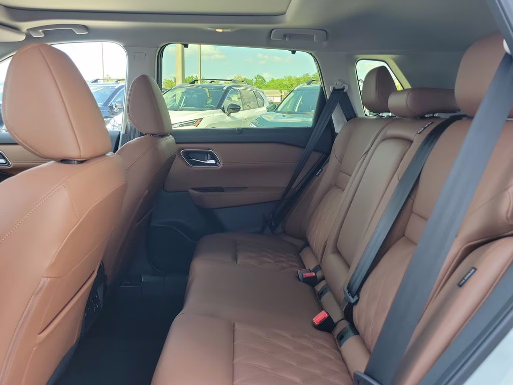 2026 Everest White Pearl/Super Black Nissan Rogue Platinum AWD SUV