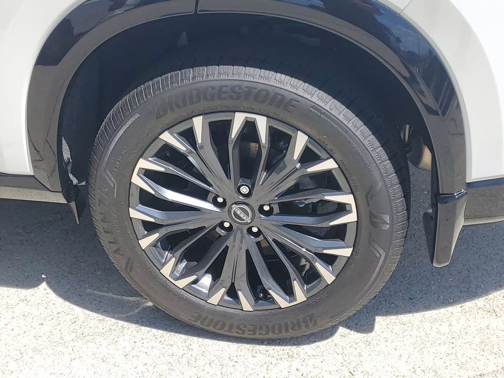 2026 Everest White Pearl/Super Black Nissan Rogue Platinum AWD SUV