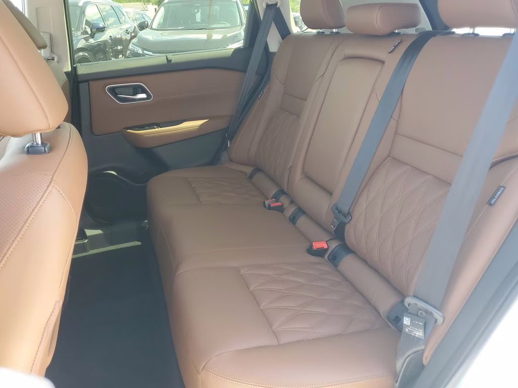 2026 Everest White Pearl/Super Black Nissan Rogue Platinum AWD SUV