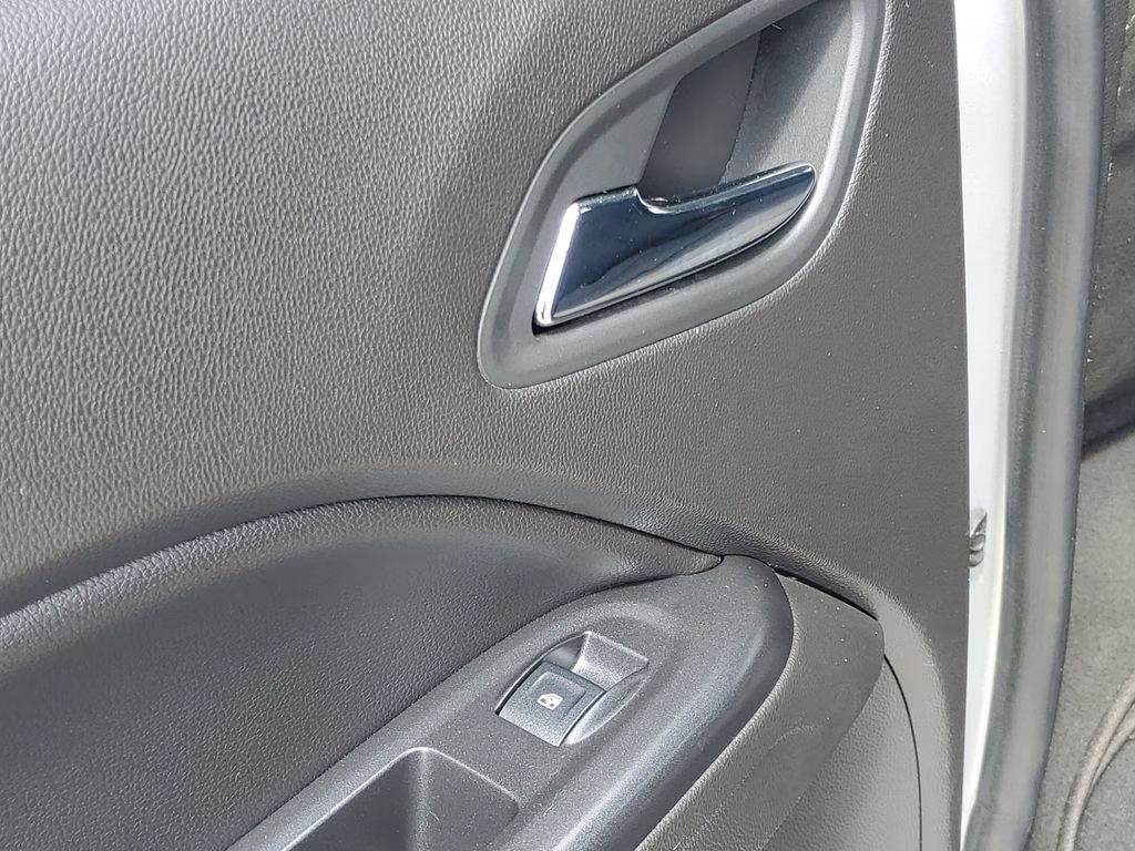 2015 Silver Ice Metallic Chevrolet Colorado LT RWD Truck
