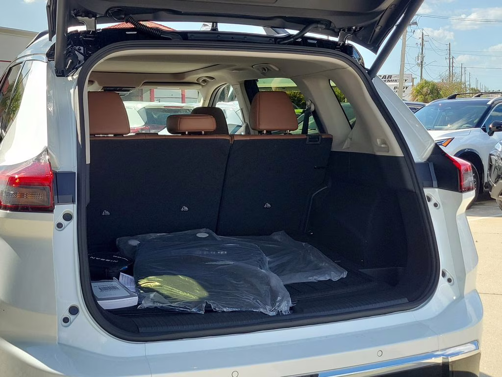 2026 Everest White Pearl/Super Black Nissan Rogue Platinum AWD SUV