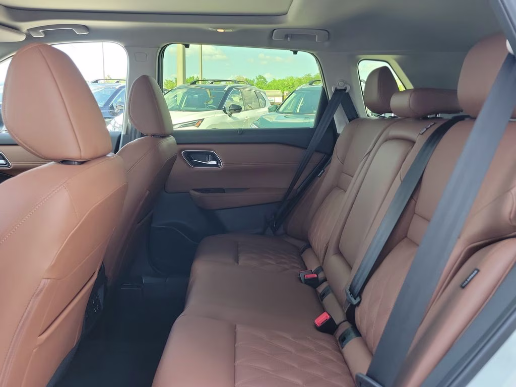 2026 Everest White Pearl/Super Black Nissan Rogue Platinum AWD SUV