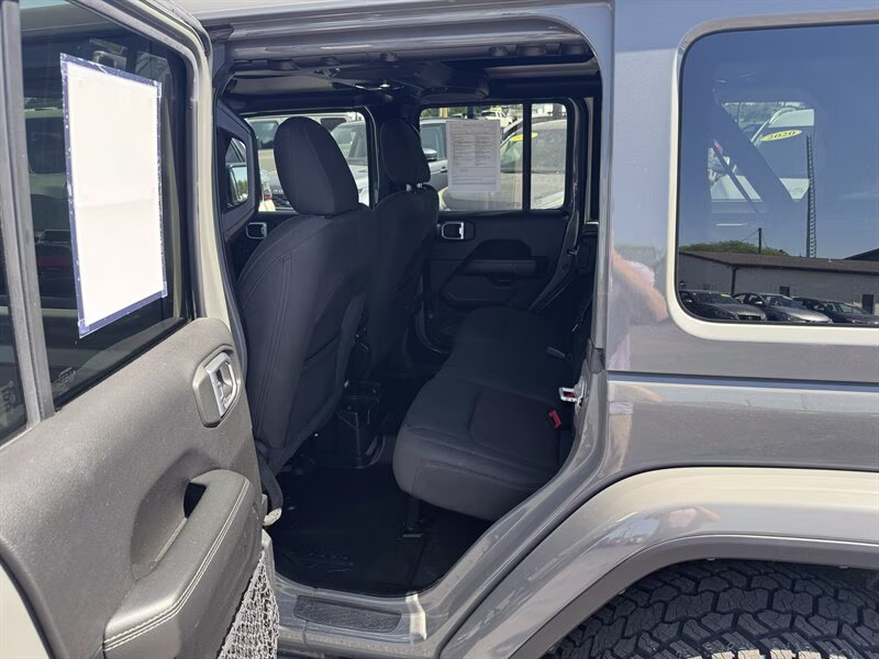 2020 Granite Crystal Metallic Clear Coat Jeep Wrangler Unlimited Sahara 4X4 SUV