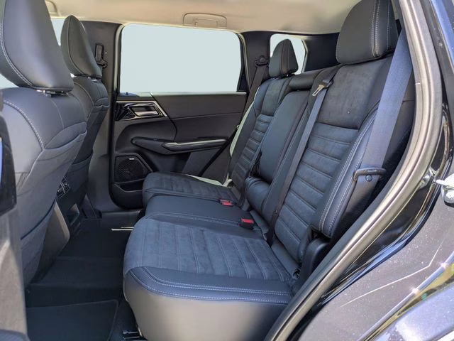 2026 Labrador Black Pearl Mitsubishi Outlander SE FWD SUV