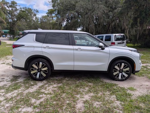 2026 White Diamond Mitsubishi Outlander SE FWD SUV