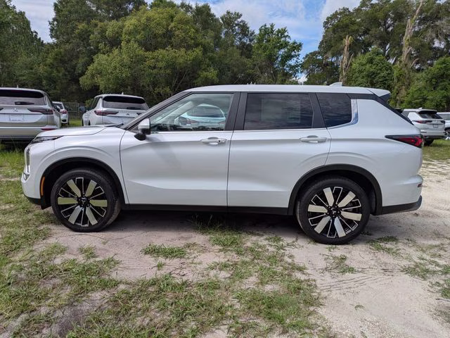 2026 White Diamond Mitsubishi Outlander SE FWD SUV