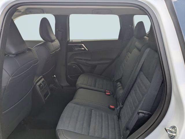 2026 White Diamond Mitsubishi Outlander SE FWD SUV