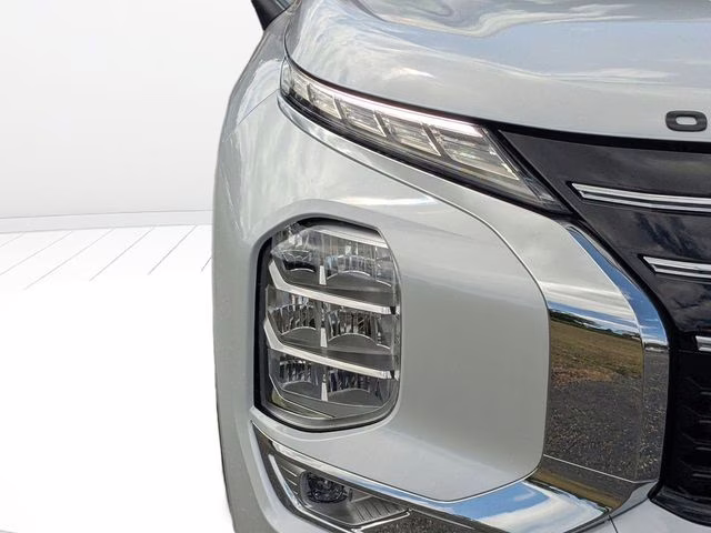 2026 White Diamond Mitsubishi Outlander SE FWD SUV