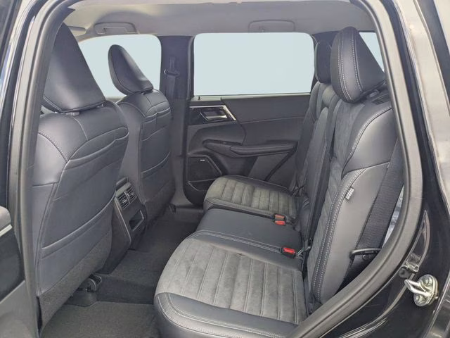 2026 Labrador Black Pearl Mitsubishi Outlander SE FWD SUV