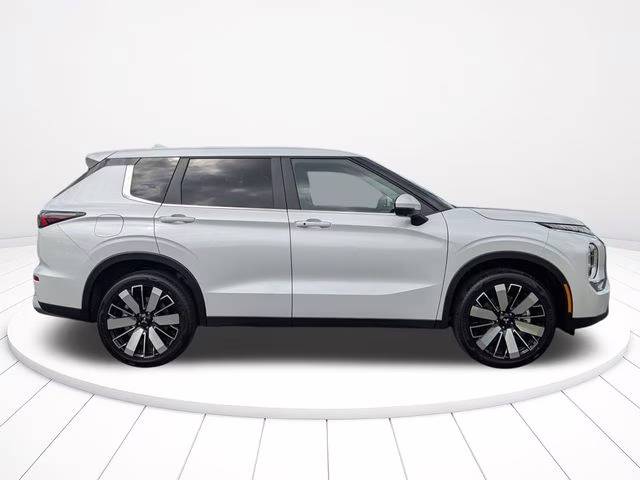 2026 White Diamond Mitsubishi Outlander SE FWD SUV