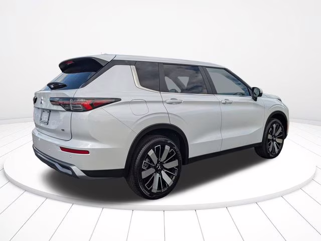 2026 White Diamond Mitsubishi Outlander SE FWD SUV