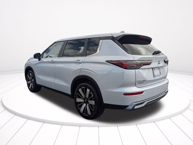 2026 White Diamond Mitsubishi Outlander SE FWD SUV
