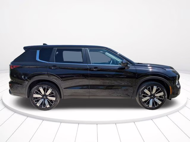 2026 Labrador Black Pearl Mitsubishi Outlander SE FWD SUV