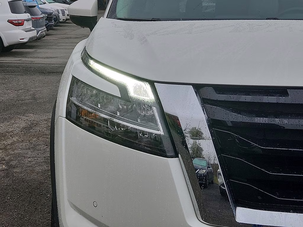 2023 Pearl White Tricoat Nissan Pathfinder SL 4X4 SUV