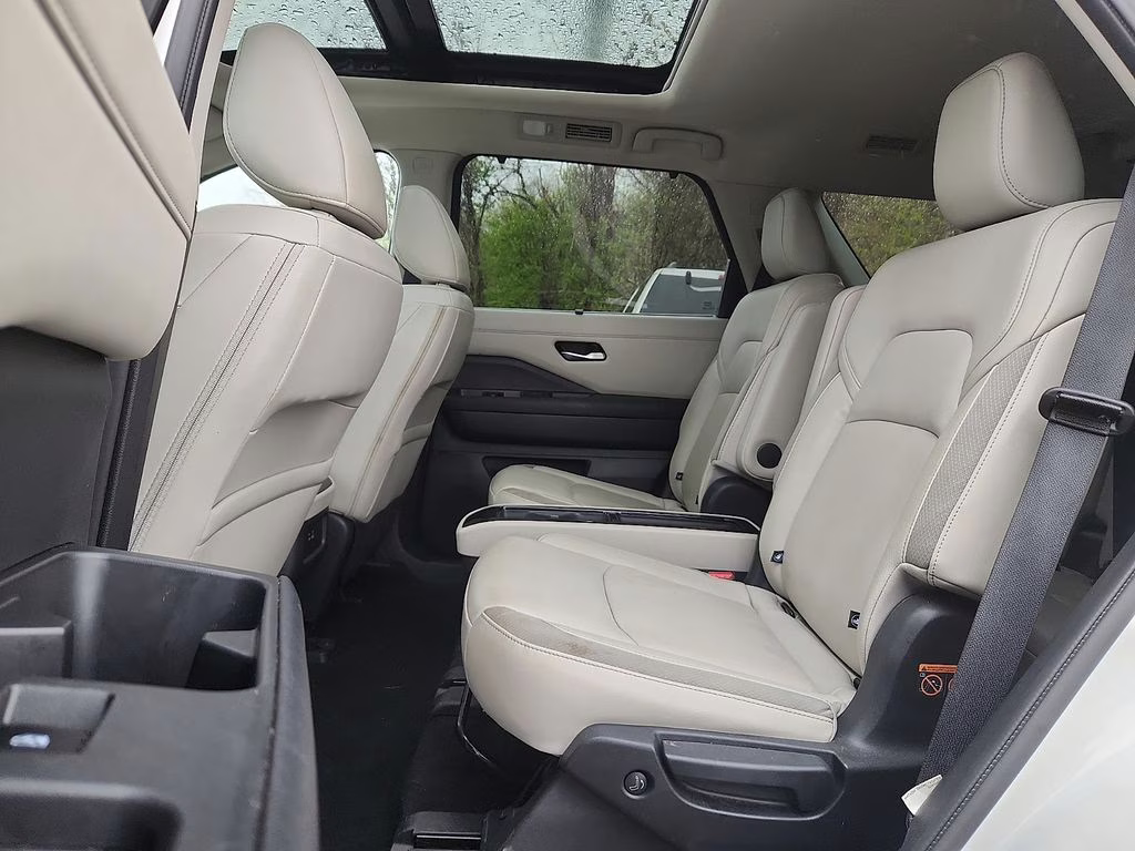 2023 Pearl White Tricoat Nissan Pathfinder SL 4X4 SUV