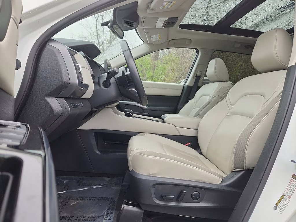 2023 Pearl White Tricoat Nissan Pathfinder SL 4X4 SUV