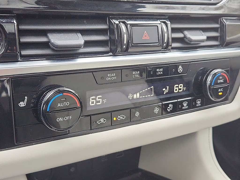 2023 Pearl White Tricoat Nissan Pathfinder SL 4X4 SUV