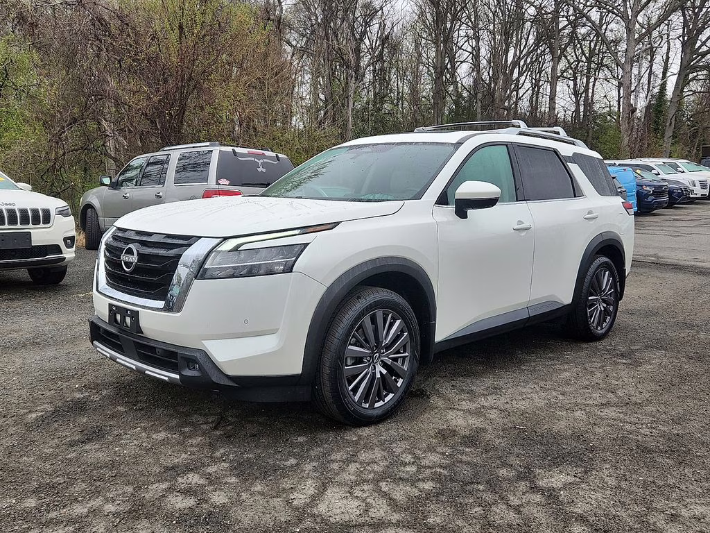 2023 Pearl White Tricoat Nissan Pathfinder SL 4X4 SUV