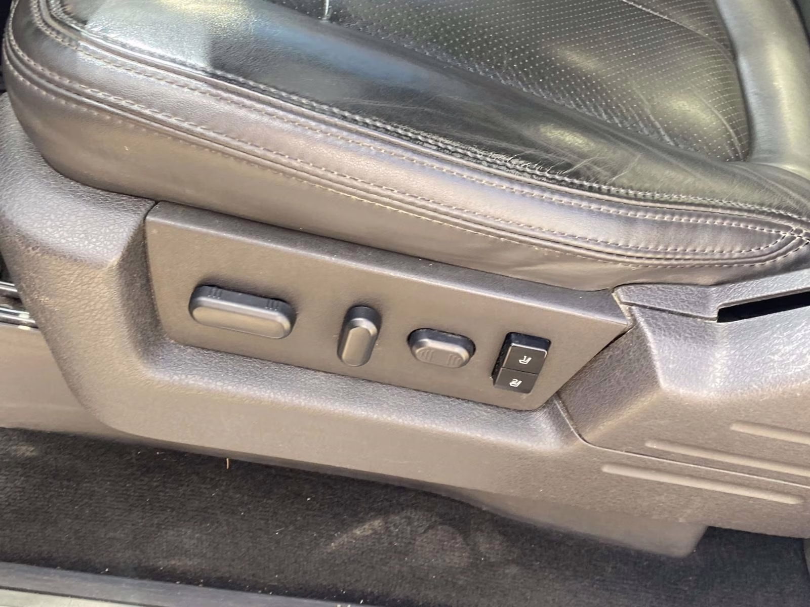 2013 White Platinum Clearcoat Metallic Ford F-150 Platinum 4X4 Truck