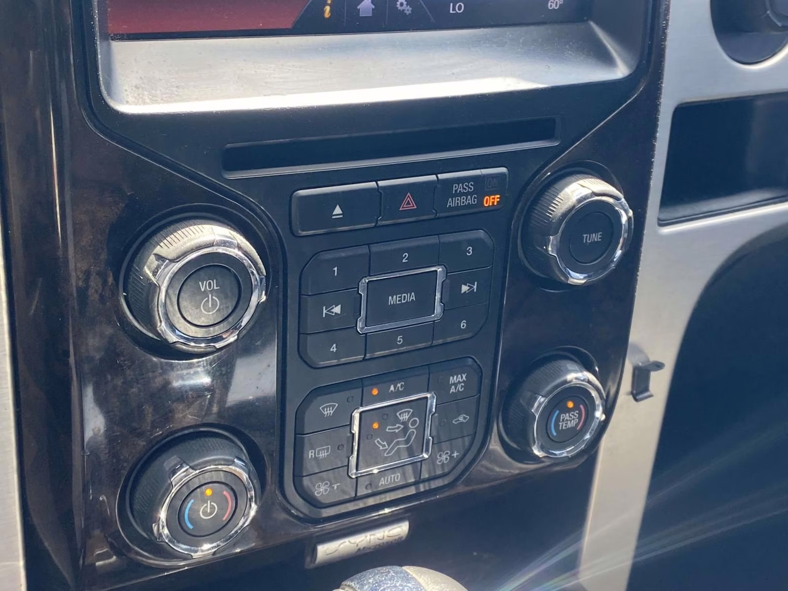 2013 White Platinum Clearcoat Metallic Ford F-150 Platinum 4X4 Truck