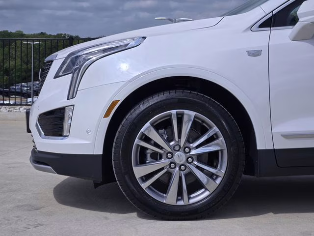 2026 Crystal White Tricoat Cadillac XT5 Premium Luxury FWD SUV