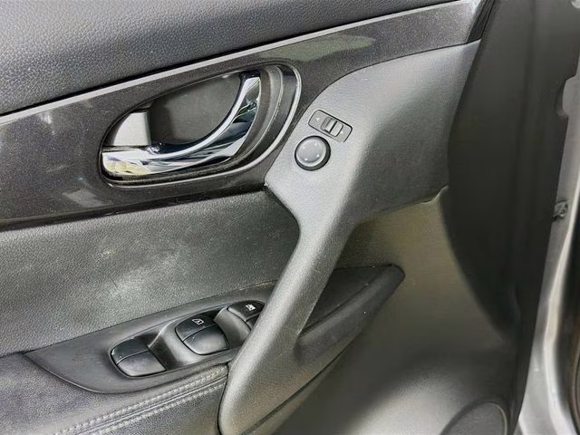 2018 Gun Metallic Nissan Rogue SV FWD SUV