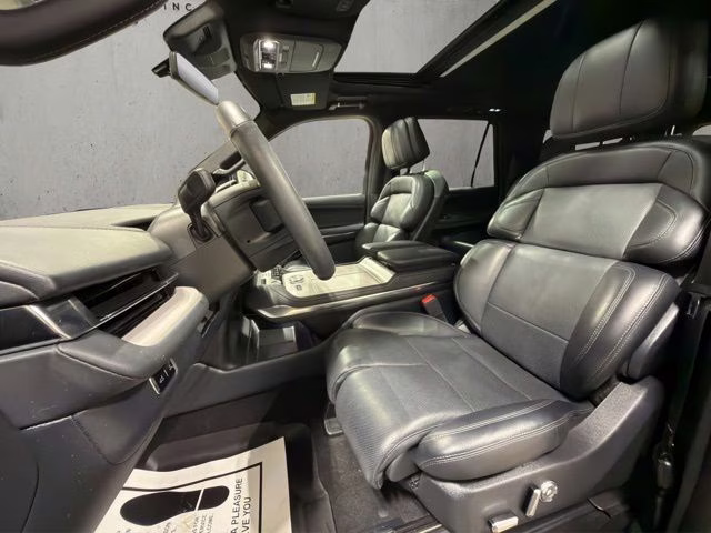 2025 Infinite Black Metallic Clearcoat Lincoln Navigator L Reserve 4X4 SUV