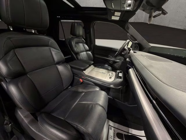 2025 Infinite Black Metallic Clearcoat Lincoln Navigator L Reserve 4X4 SUV