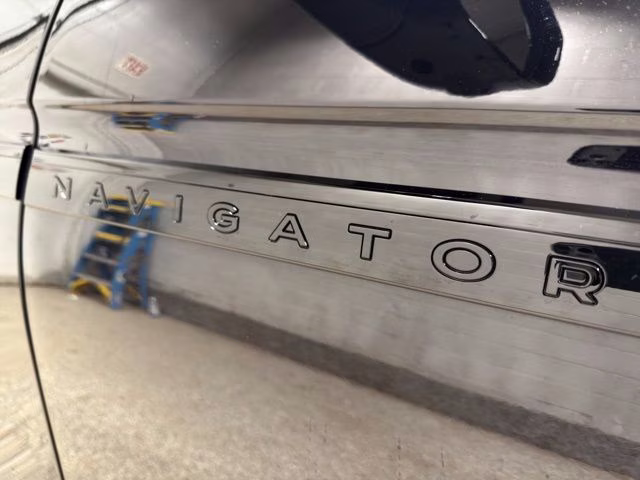 2025 Infinite Black Metallic Clearcoat Lincoln Navigator L Reserve 4X4 SUV