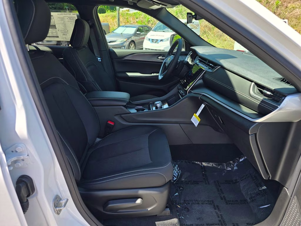 2026 Bright White Clearcoat Jeep Grand Cherokee Laredo X 4X4 SUV