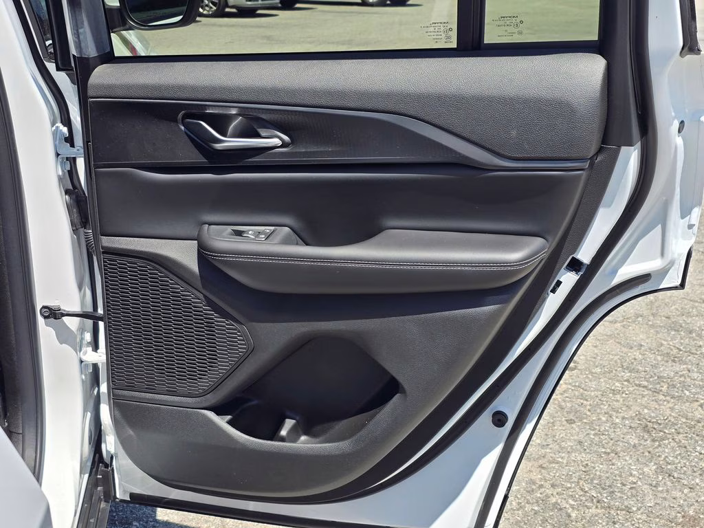 2026 Bright White Clearcoat Jeep Grand Cherokee Laredo X 4X4 SUV