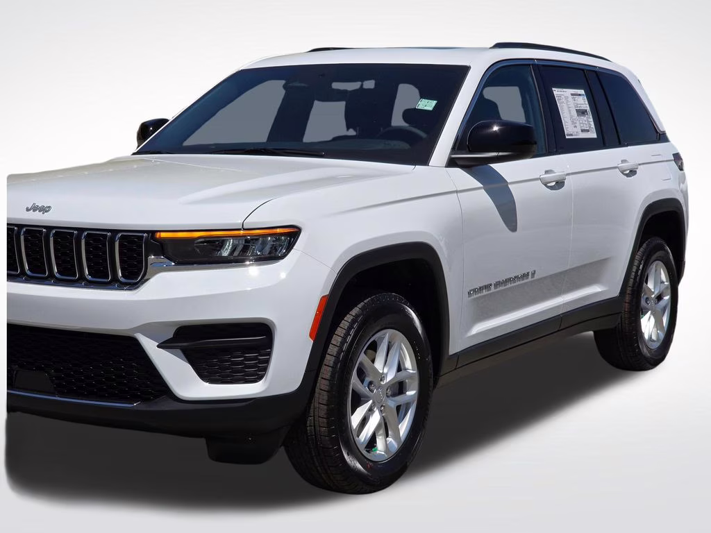 2026 Bright White Clearcoat Jeep Grand Cherokee Laredo X 4X4 SUV