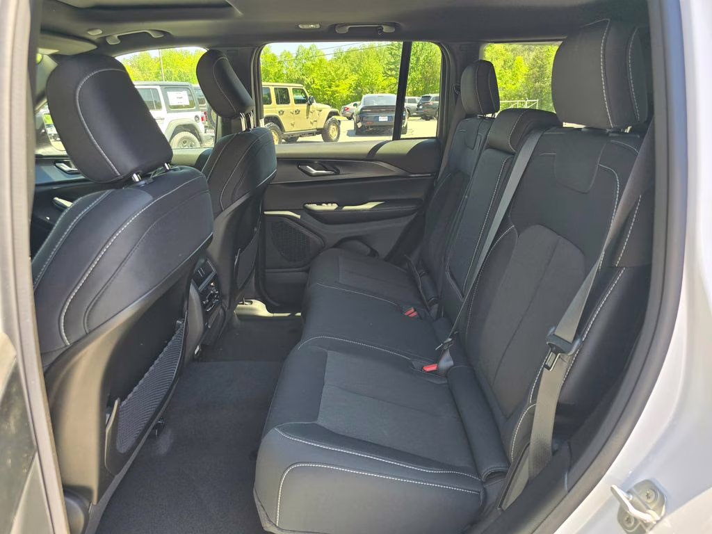 2026 Bright White Clearcoat Jeep Grand Cherokee Laredo X 4X4 SUV