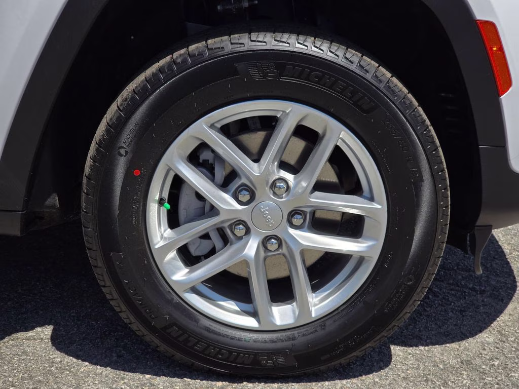 2026 Bright White Clearcoat Jeep Grand Cherokee Laredo X 4X4 SUV