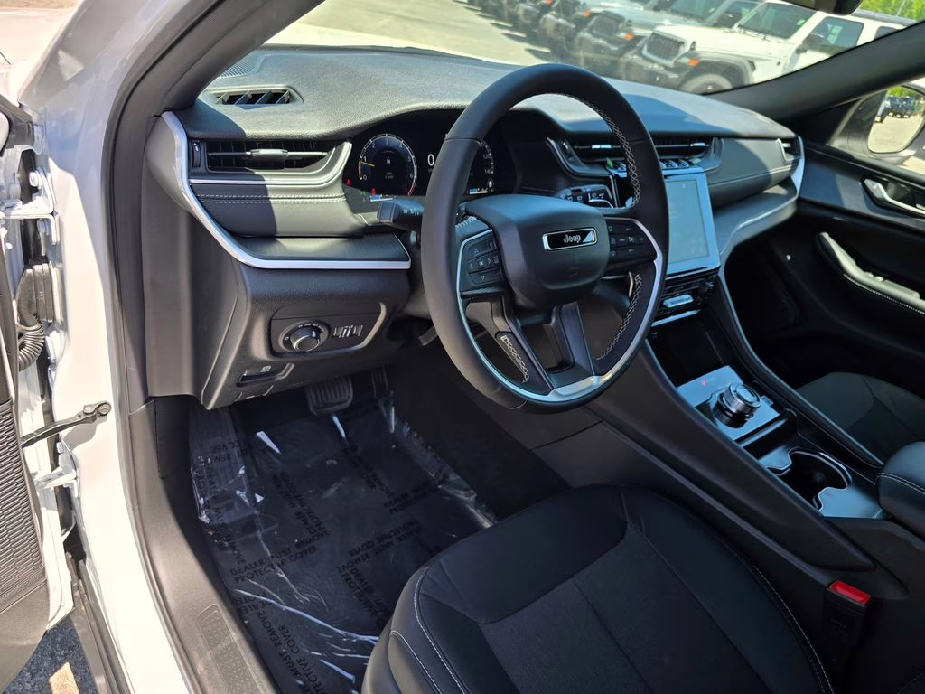 2026 Bright White Clearcoat Jeep Grand Cherokee Laredo X 4X4 SUV