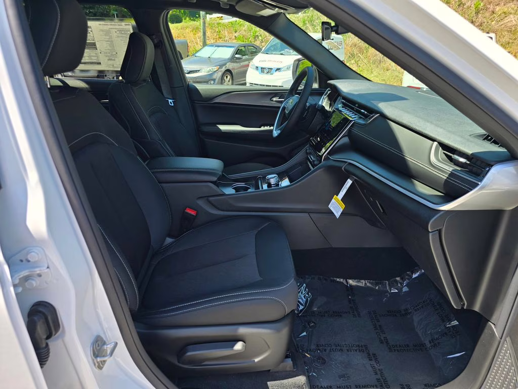 2026 Bright White Clearcoat Jeep Grand Cherokee Laredo X 4X4 SUV