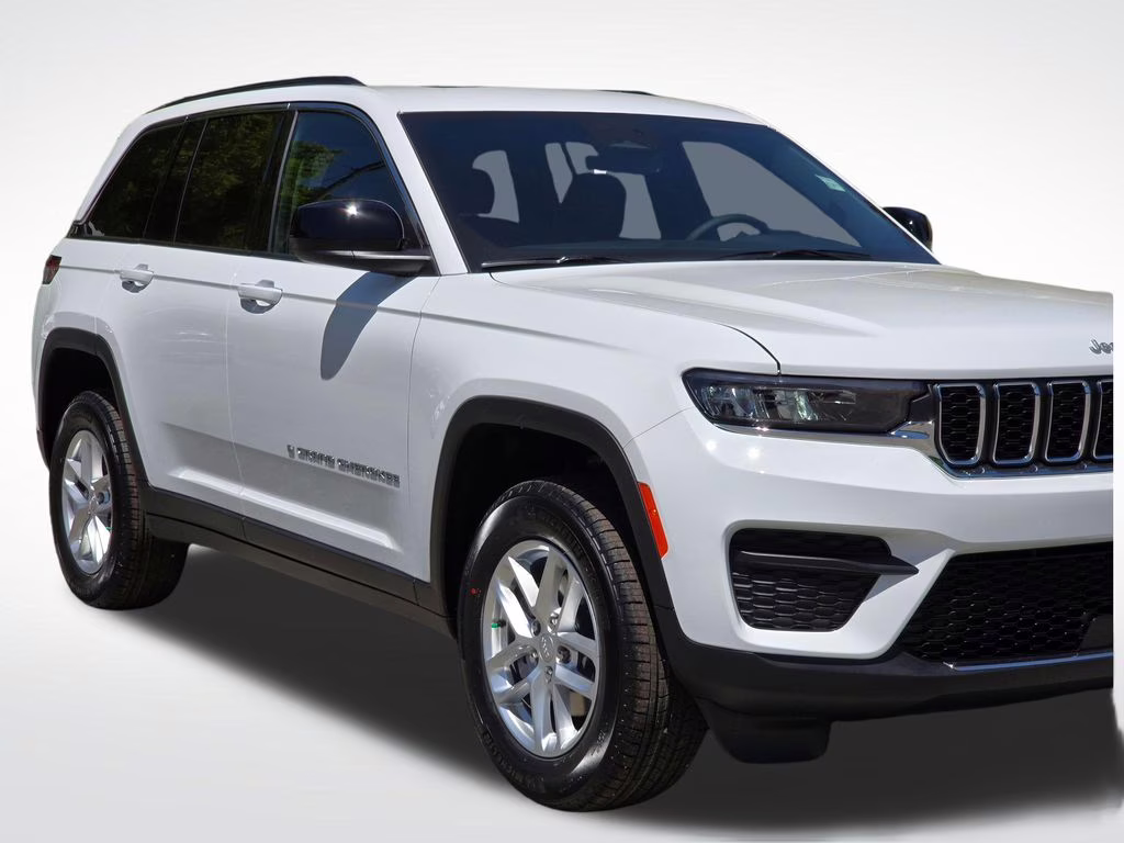 2026 Bright White Clearcoat Jeep Grand Cherokee Laredo X 4X4 SUV
