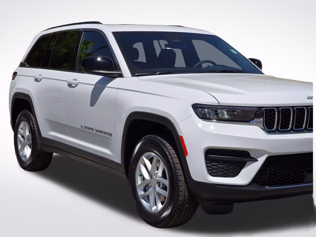 2026 Bright White Clearcoat Jeep Grand Cherokee Laredo X 4X4 SUV