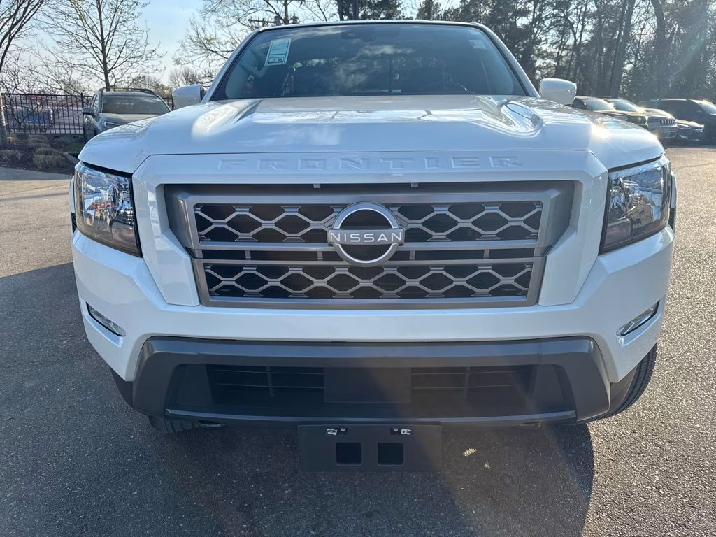 2024 Glacier White Nissan Frontier SV 4X4 Truck