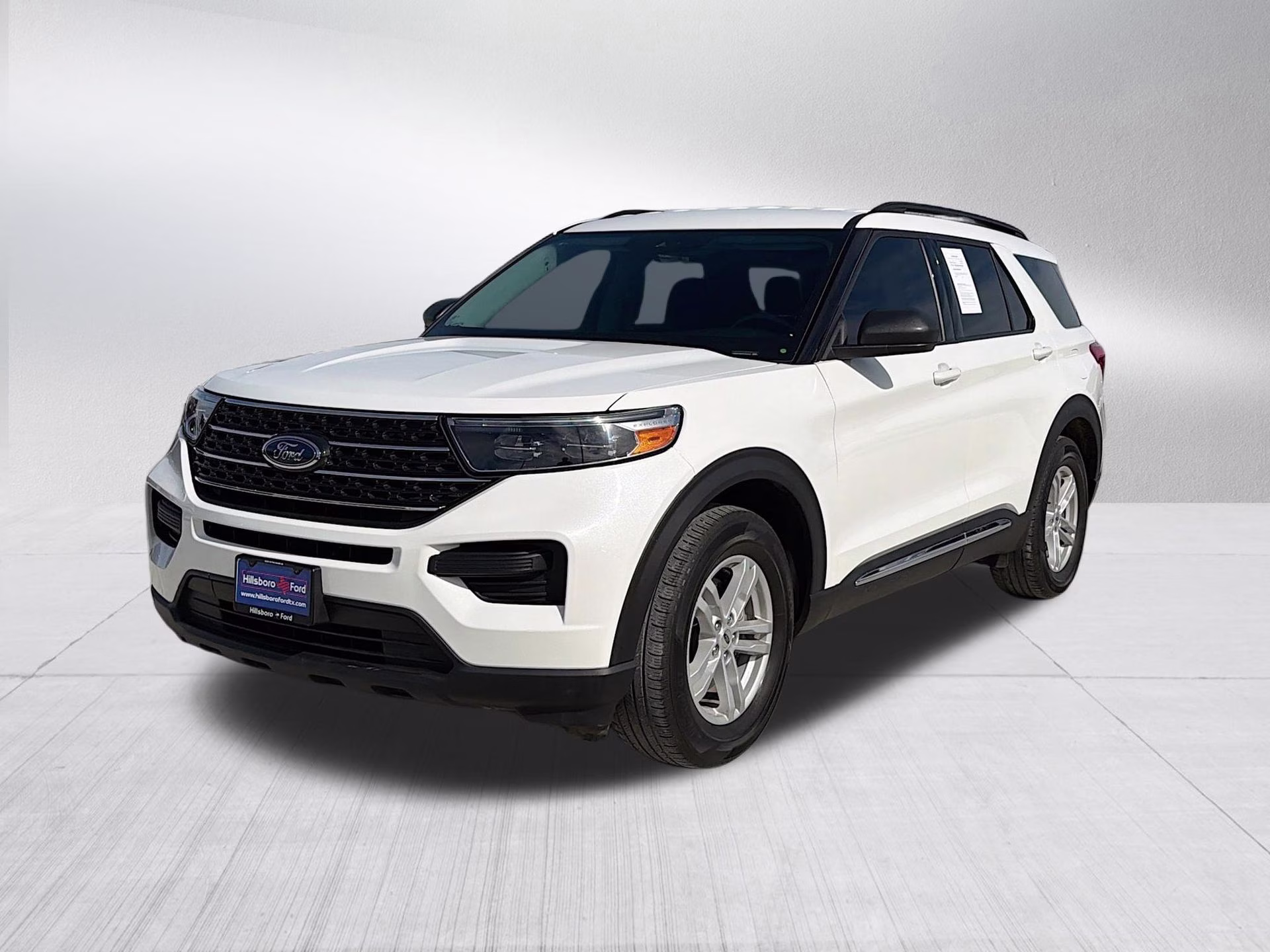 2023 Star White Metallic Tri-Coat Ford Explorer XLT RWD SUV